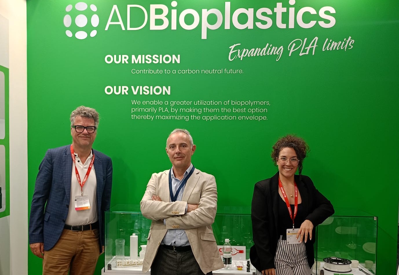 Derek Atkinson, Vicente Belenguer y Lucía Elbal) durante el evento sectorial Interpack celebrado en Düsseldorf