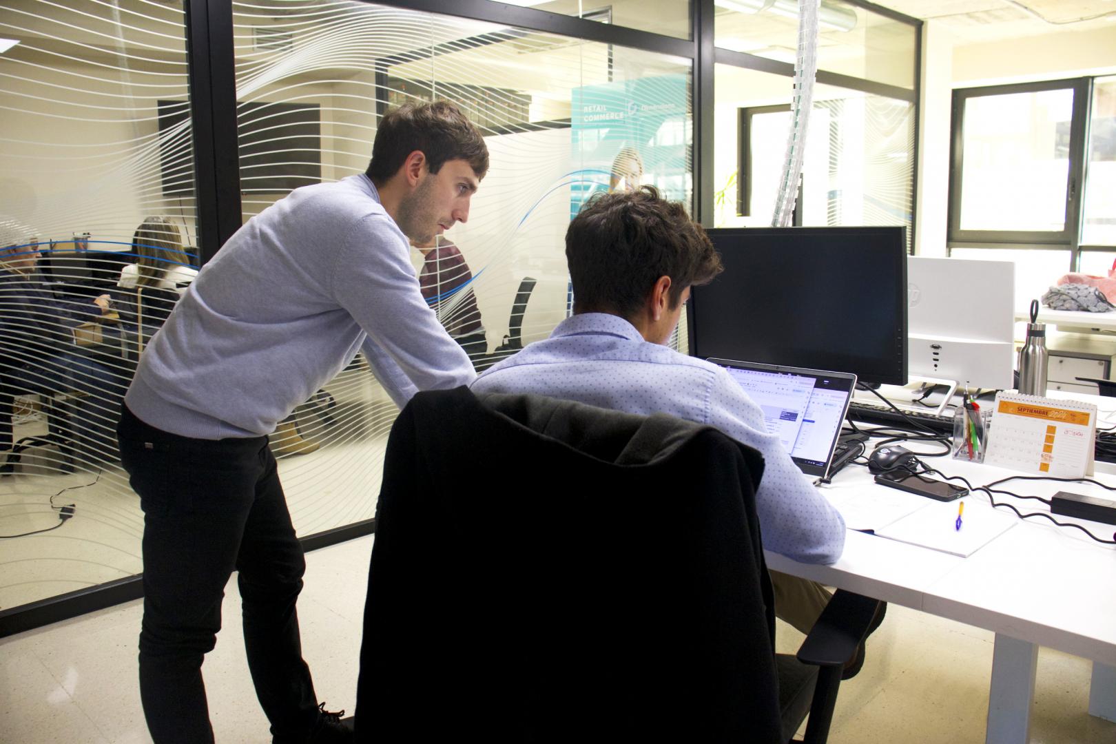 Equipo de Dimensiona trabajando