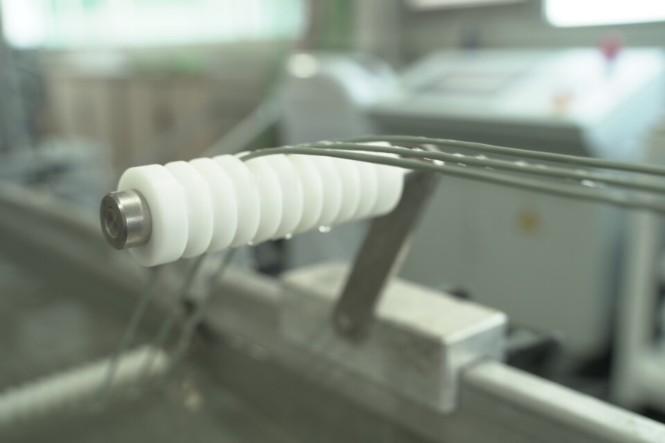 • ADBioplastics utiliza tecnología avanzada para guiar y enfriar los filamentos de bioplástico durante su fabricación