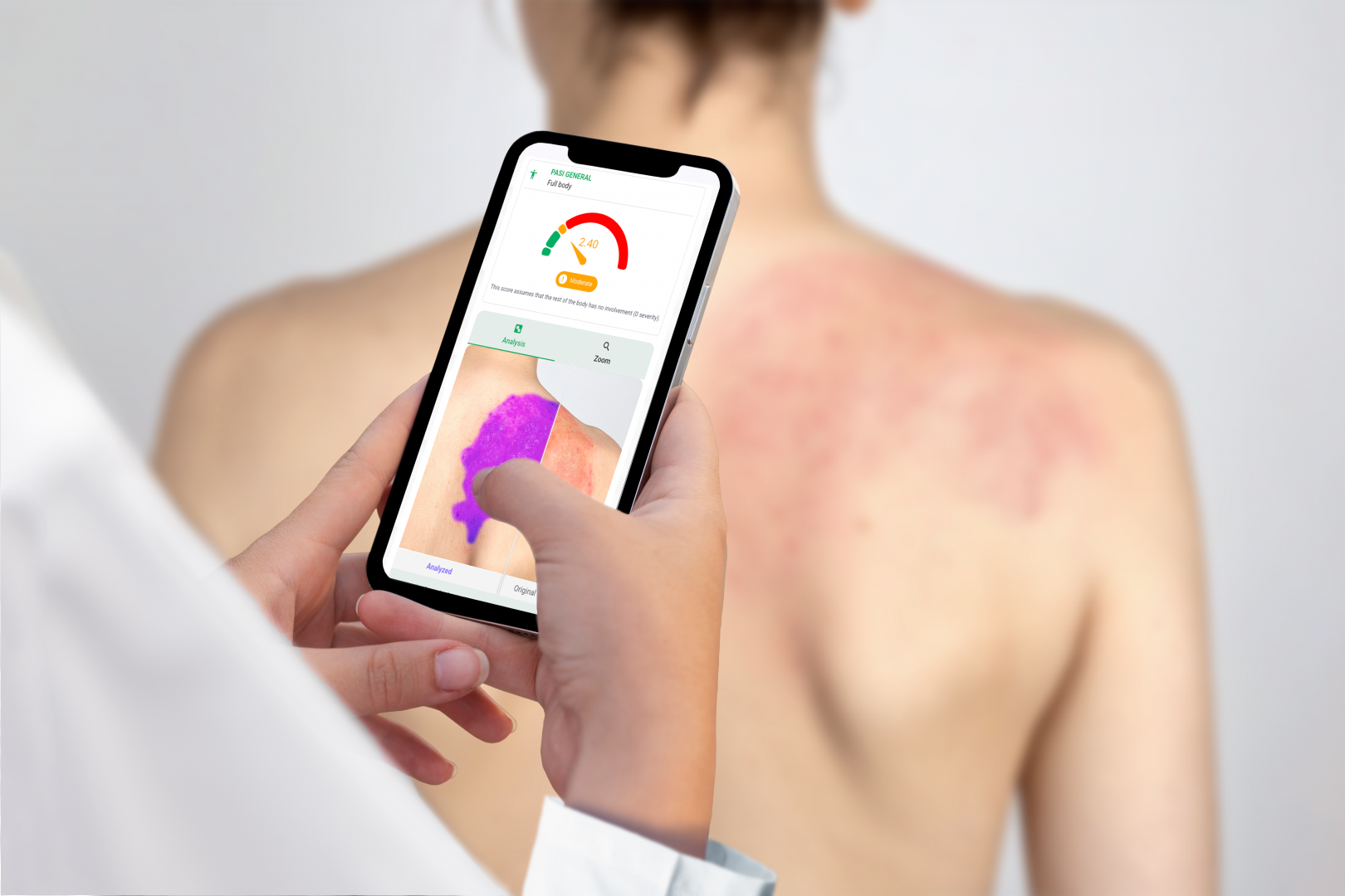Médico utilizando la aplicación