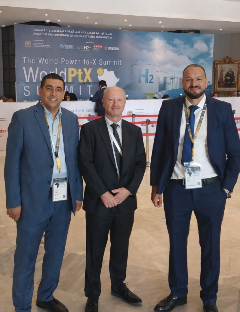  Joachim Janssen, CEO de IAPsolutions, en el centro de la foto, con los socios marroquíes 