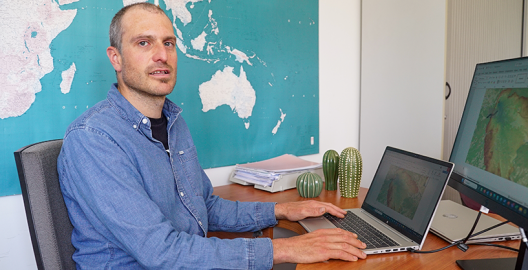 El responsable del grupo de reducción de riesgo de desastres de Tesicnor, Peio Oria, realiza una simulación de propagación de incendio forestal